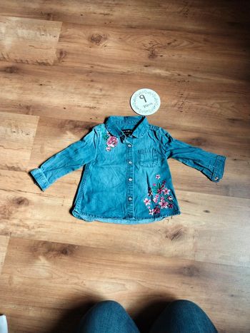 Jolie chemise en jean brodé