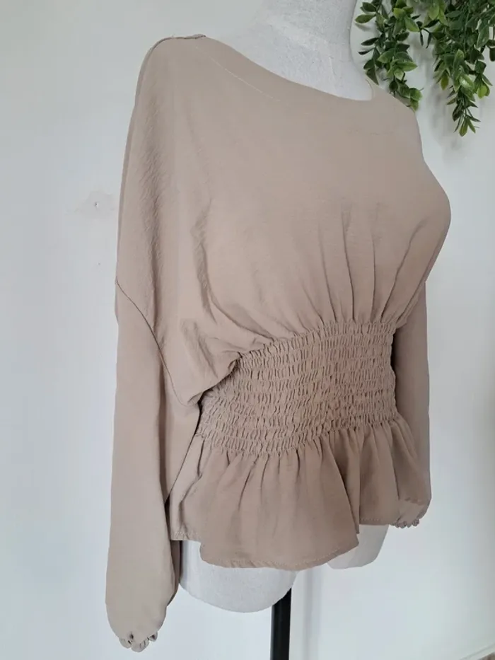 Blouse beige à smocks taille haute, manches longues - photo numéro 2