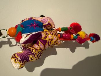 Porte-clés éléphant hmong thaïlandais fait main : breloque de sac en tissu recyclé