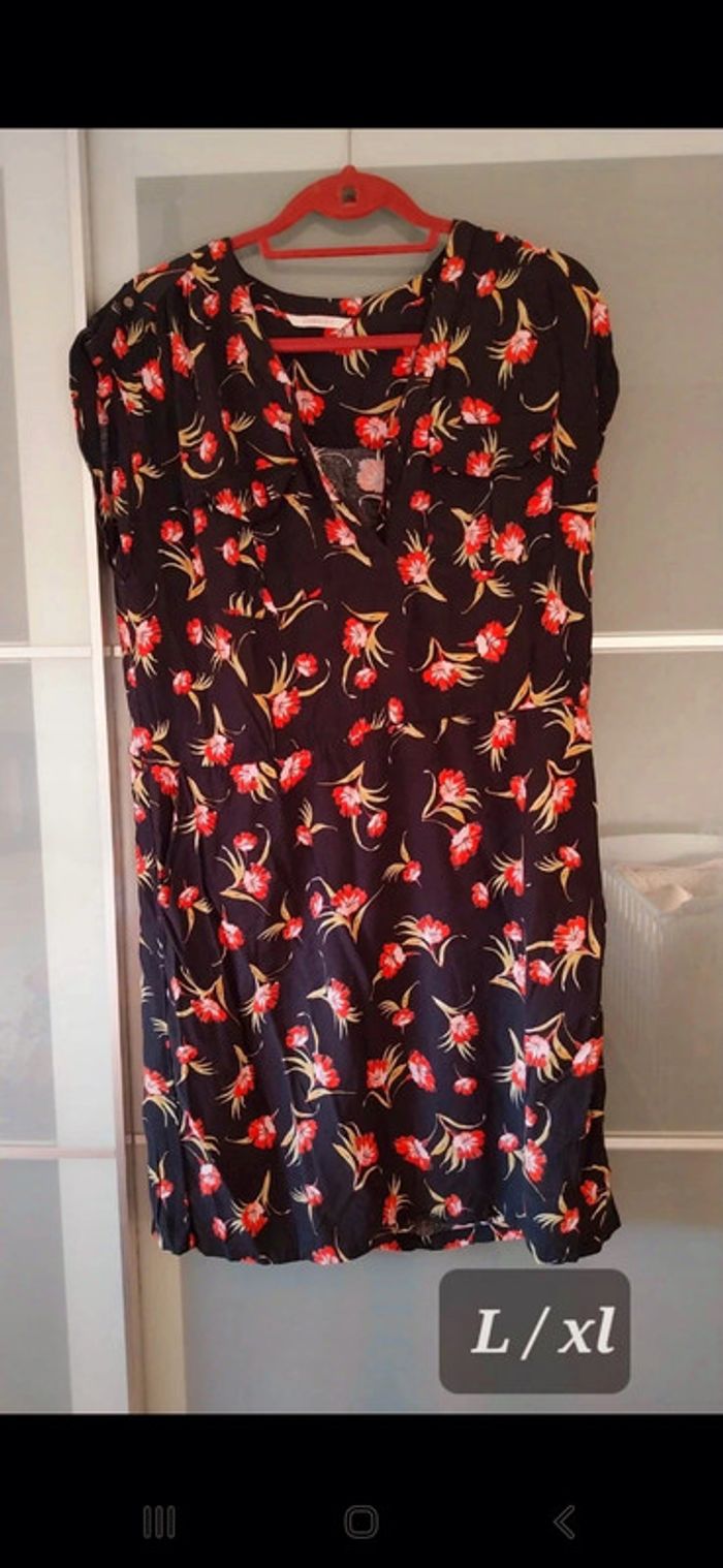 Robe noir avec fleur