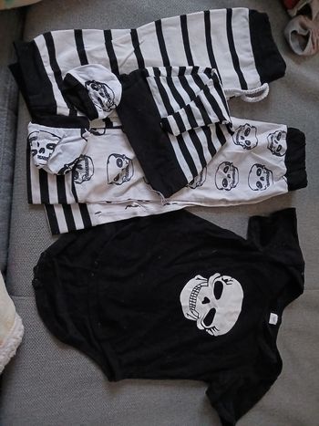 Ensemble comprenant un bodie, 2 bas, 1 bonnet 100 cm