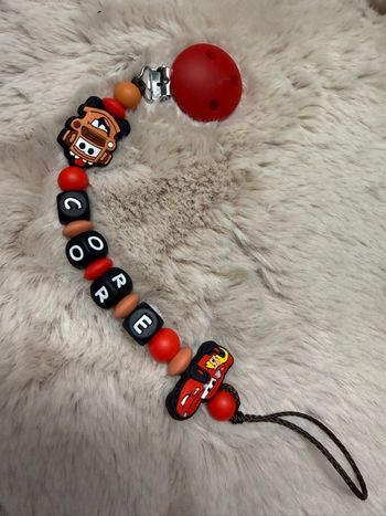 Attache tétine cars