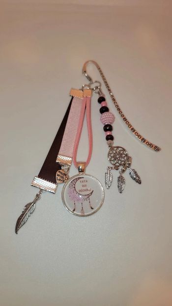 Cadeau tata, bijoux de sac ou marque page " tata qui déchire "