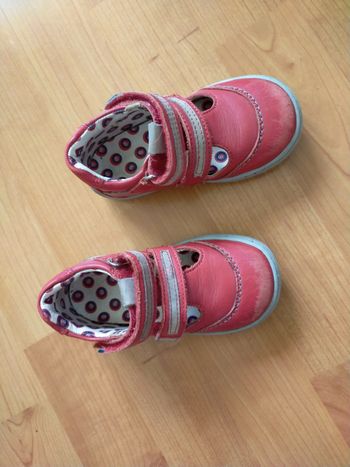 Jolies babies en cuir rouge taille 23