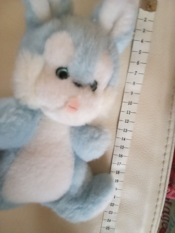 Peluche lapin bleu clair blanc assis Nounours  bicolore yeux durs plastique  nez noir bouche tissu rose clair style feutrine  ventre  blanc  vintage ancien  joli d'occasion - photo numéro 3