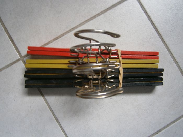 Lot de 4 cintres à pince en bois de couleur 29 cm - photo numéro 2
