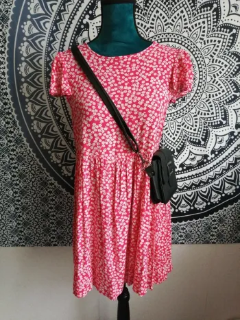 Robe courte fluide rose à fleurs blanches / shein / (M)