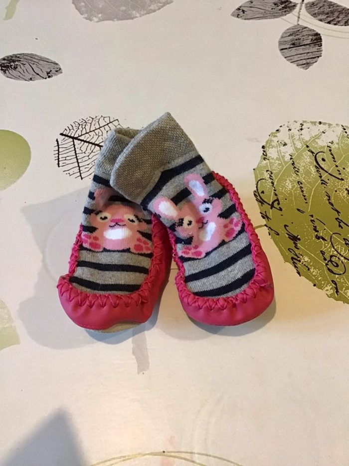 Chaussettes chaussons avec semelle en cuir taille3/6 mois rose à motif