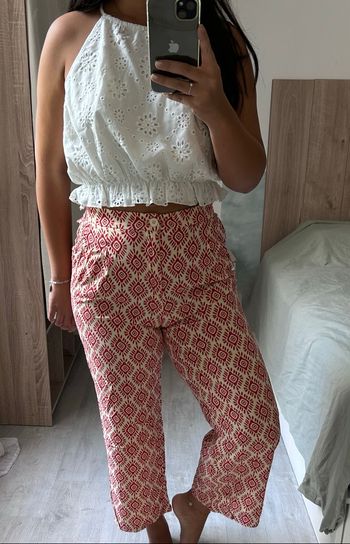 Pantalon rouge et beige