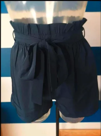 Short  taille  haute bleu  marine  neuf  taille XS  (34)