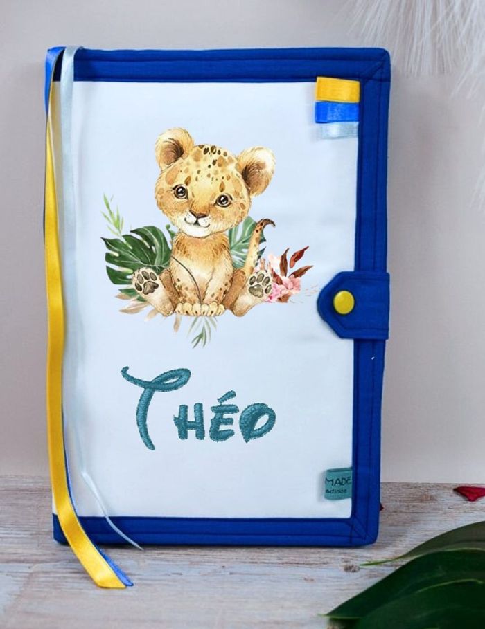 Protège carnet de santé personnalisé LION SAVANE - CHOIX DE COULEURS ET PRÉNOM PAR MESSAGE
