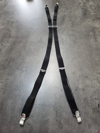 bretelles noires et blanches