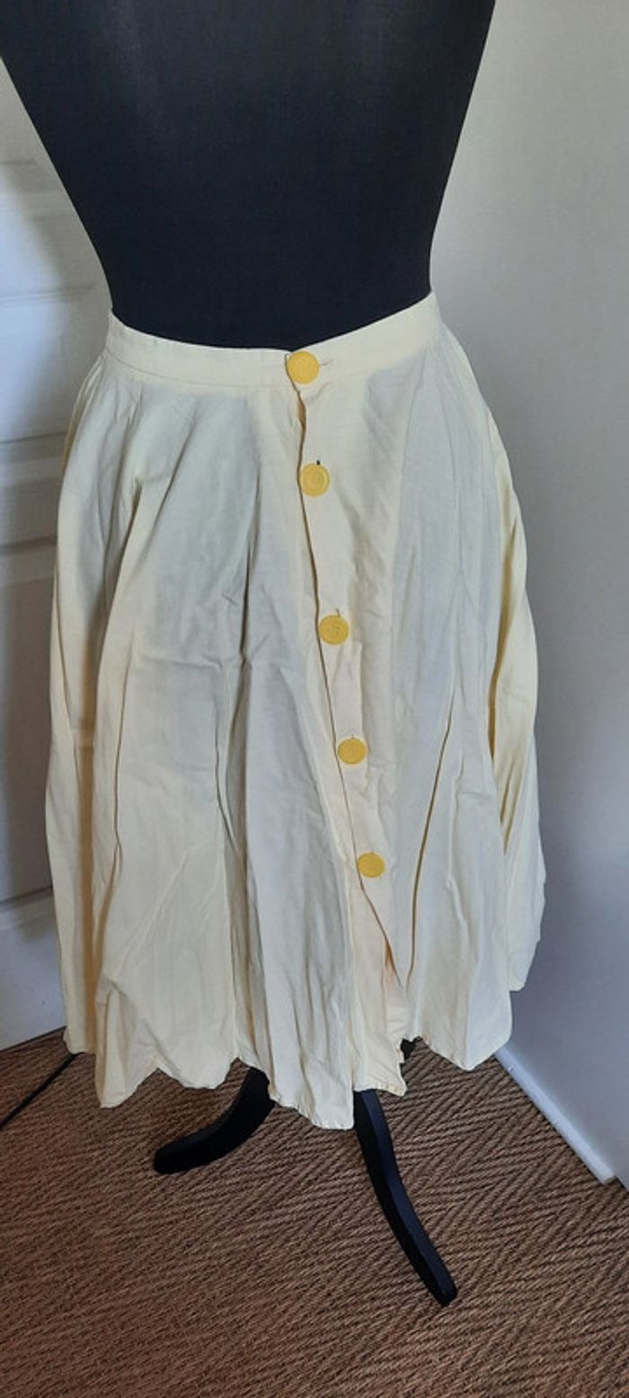 Jupe jaune à boutons - photo numéro 3