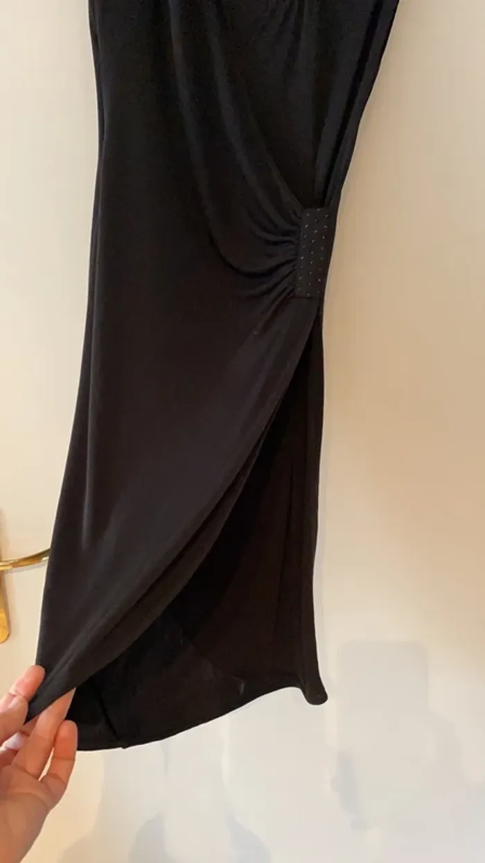 Robe noire cintrée avec effet drapé de côté et perle noire - photo numéro 3