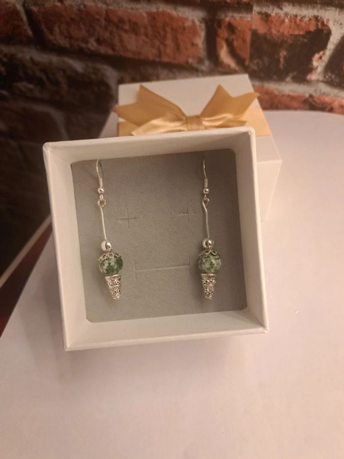 Boucles d'oreilles pendante vertes argenté