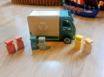 Jouet enfant, camion de recyclage en bois