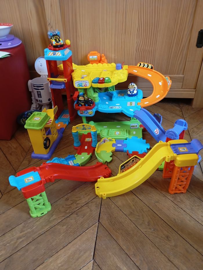 Garage tut tut avec 2 tours de lancement et 3 voitures