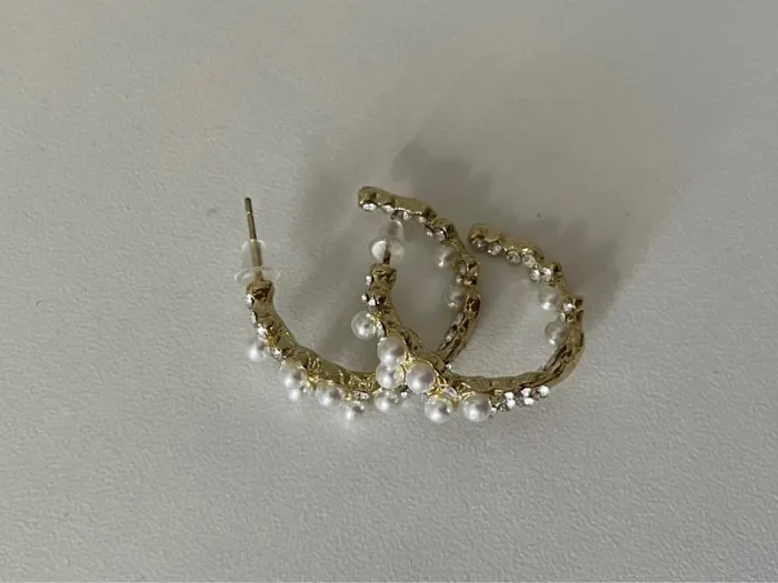 Boucle d’oreille demi créole perle du groupe MaxMara - photo numéro 2