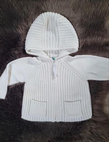 Gilet à capuche bébé T. 6 mois