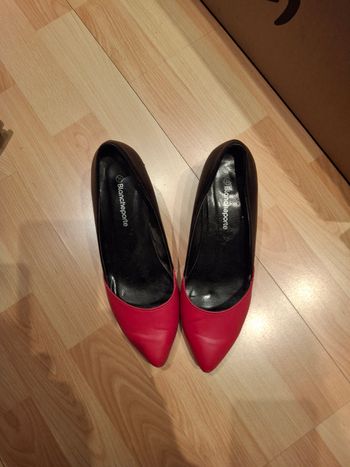 Chaussures noires et rouges.
