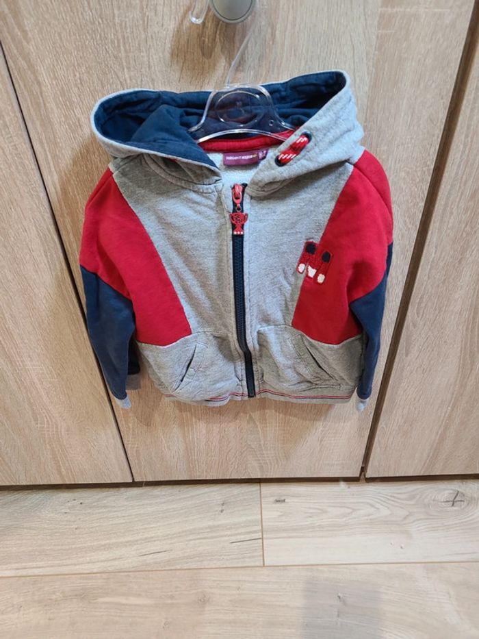 Gilet à fermeture et capuche