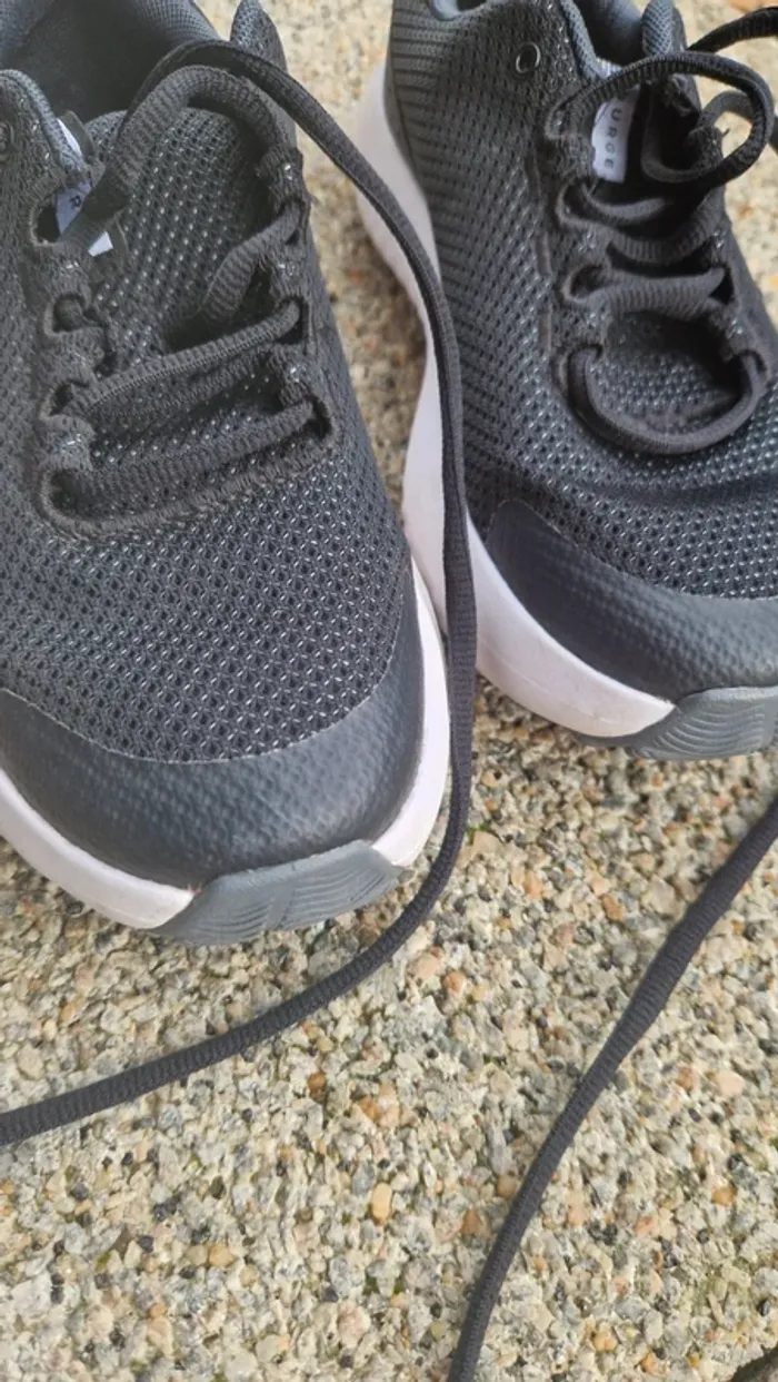 Baskets under armour taille 36.5 tres bon etat - photo numéro 5