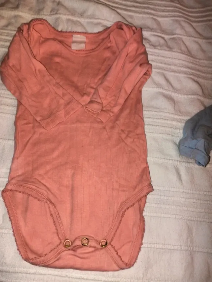 Lot 3 bodies et 1 t-shirt  Petit bateau - photo numéro 2