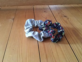 Lot 2 chouchous tissu gris chiné + bleu marine à fleurs Adopt’