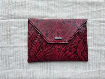 Pochette mango motif écaille bordeaux et noir neuf