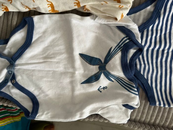 9 bodies - photo numéro 2