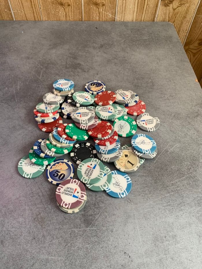 50 jetons de pocker ou autre + autre