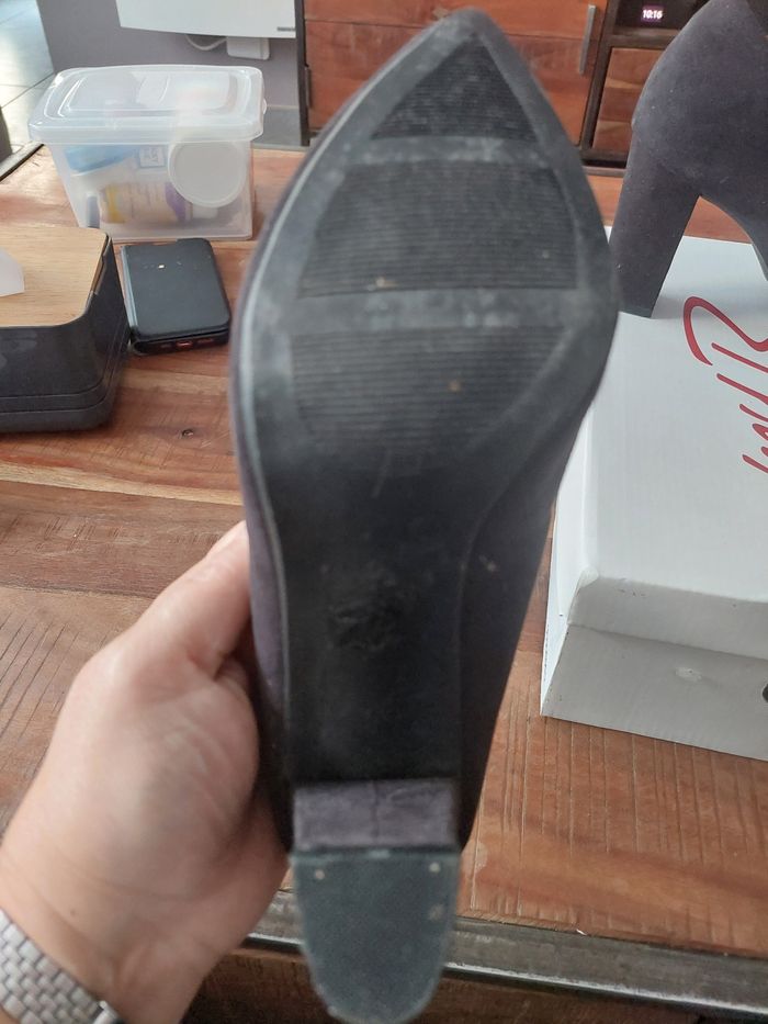 Chaussures noires femme vends chaussures noires avec petite déco sur ke devant.  Pointure - photo numéro 4