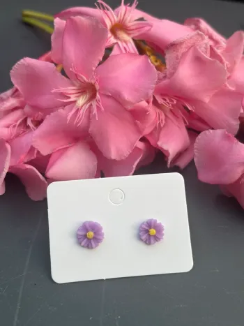 Boucle d’oreille fleur violette