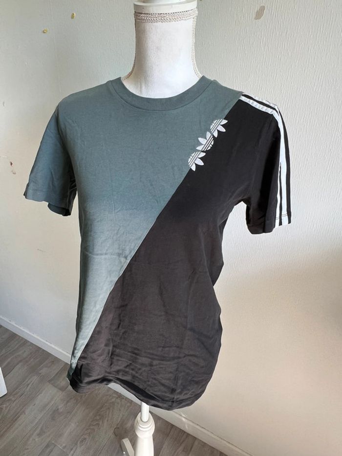 Très beau t shirt adidas 40