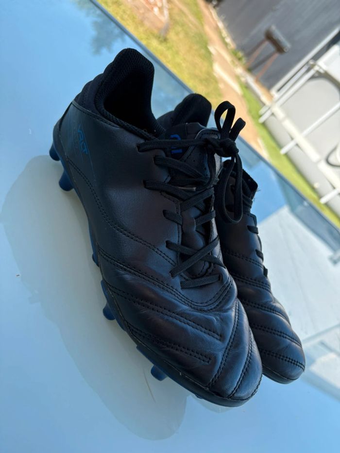 Chaussures de foot noires crampons moulés - bon etat - photo numéro 2
