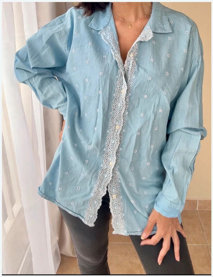 Chemise bleu ciel brodé Nafnaf taille unique très bon état