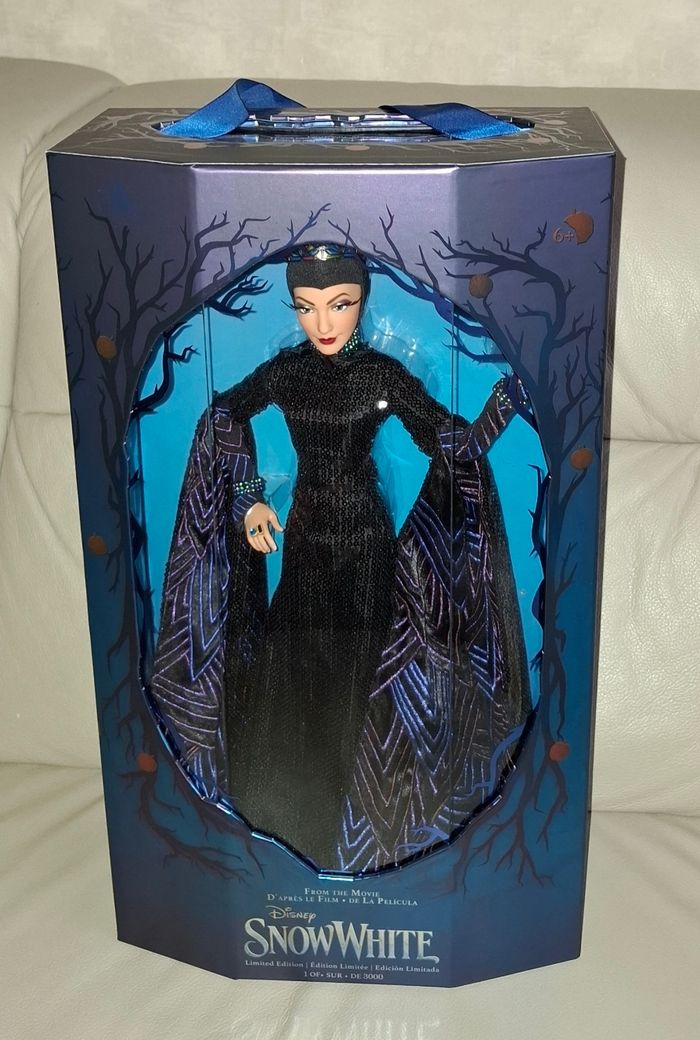 Poupée doll mechante reine de Blanche Neige disney
