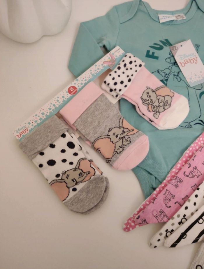 Lot bodies+chaussettes+bavoirs - photo numéro 2