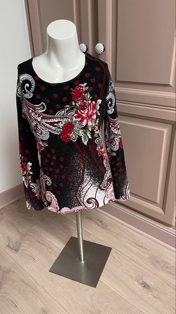 Pull noir à fleurs 