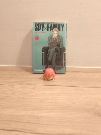 Livre spy Family numéro 1 et figurine