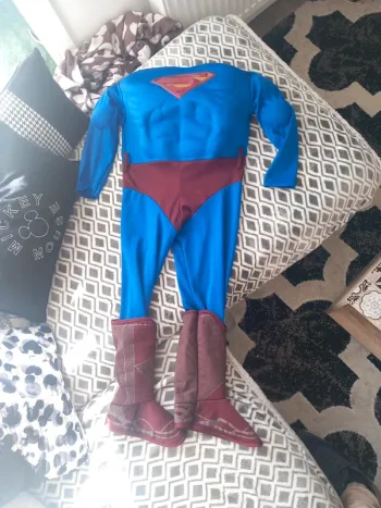 Déguisement superman 6 7 ans renbourer au niveau du torse et des épaules