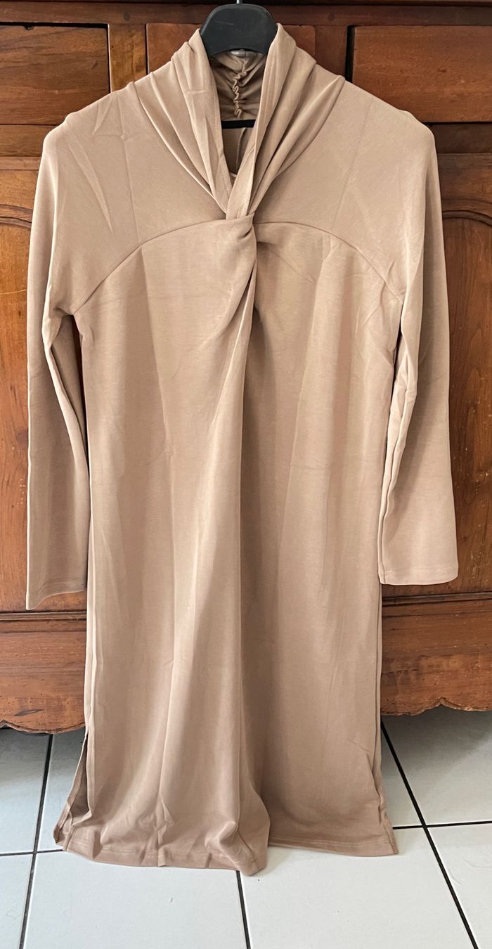 Robe beige tissu spécial douce