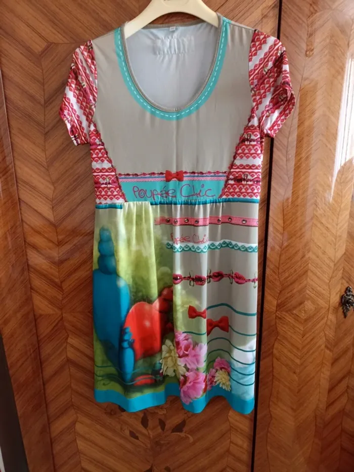Magnifique robe colorée Poupée Chic-T42