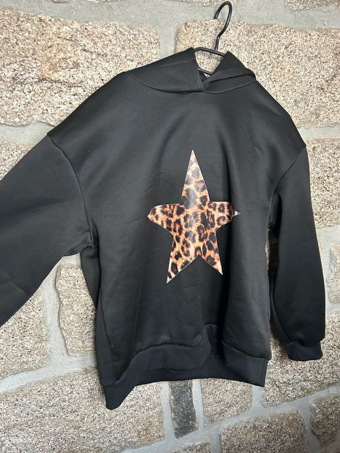Sweat à capuche noir avec étoile léopard neuf