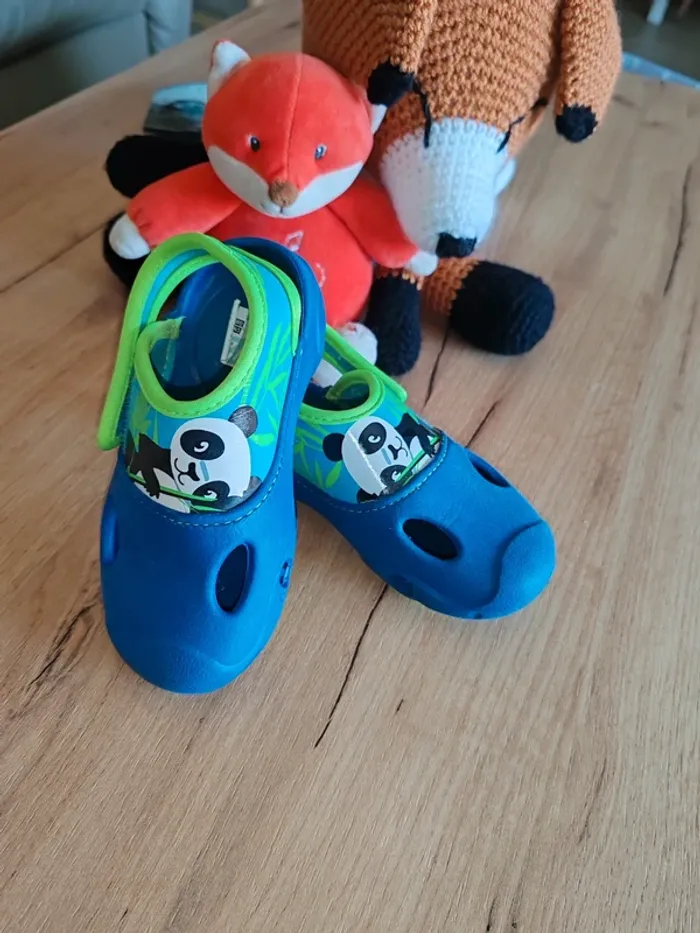 Chaussures d'eau neuves garçon décathlon 24-25