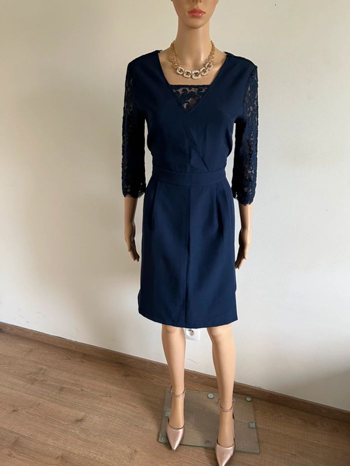 Robe bleue marine neuve avec dentelle Betty London taille L - photo numéro 3