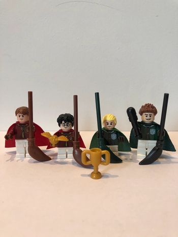 Figurine type lego la partie de quidditch entre Griffon d’or et Serpentar.Harry Potter