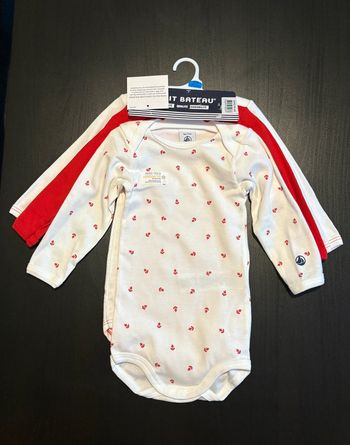 Lot de 3 bodies Manches longues Petit bateau (encre rouge) Taille 9 mois.