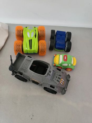 Lot de 4 véhicules jouets enfant très bon état