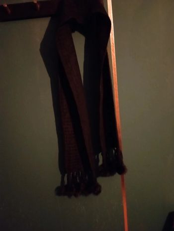 Écharpe noire à pompons